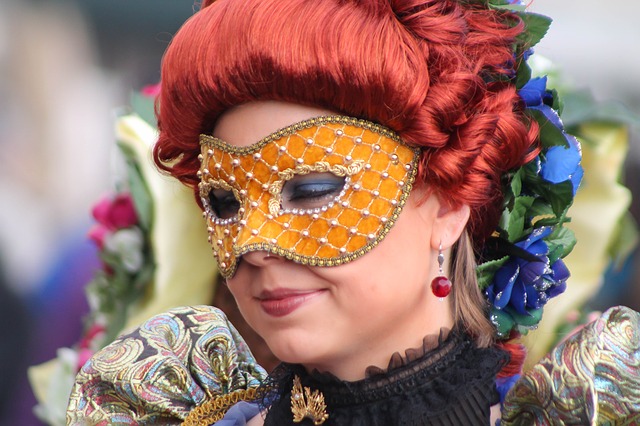 žena se škraboškou